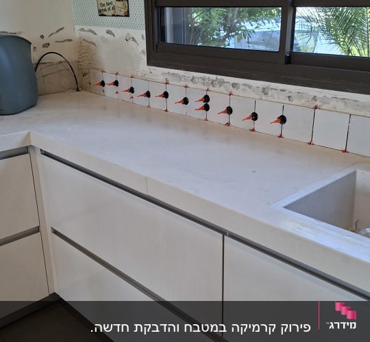 שיש במטבח עם אריחים בתהליך התקנה